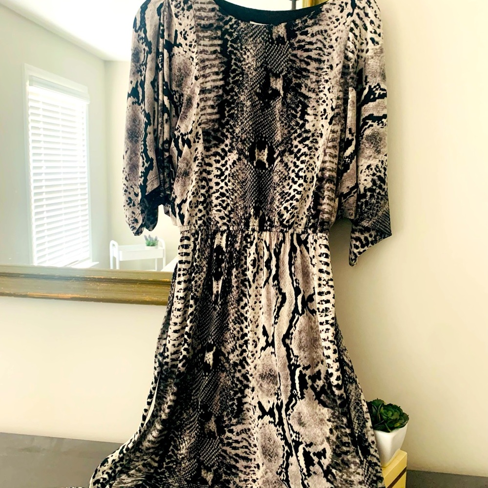 Size 6 animal print Suzie Chin light weight dress with sleeves and belt.